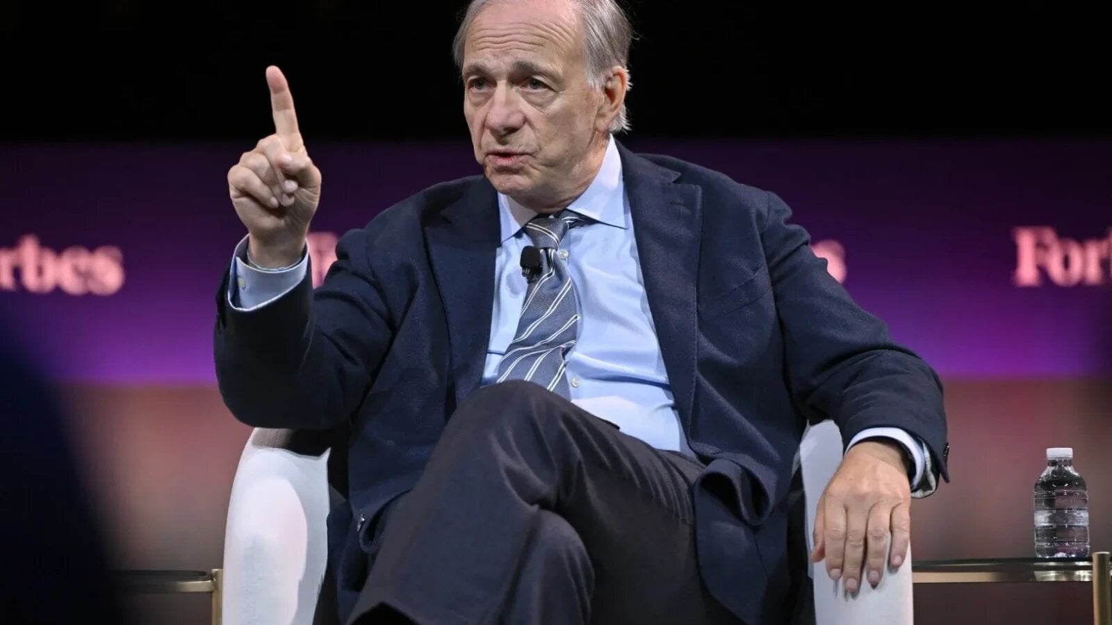 Miliardarul Ray Dalio avertizează că o criză a datoriei se apropie, după ce Trezoreria a decis să intensifice răscumpărarea de obligaţiuni