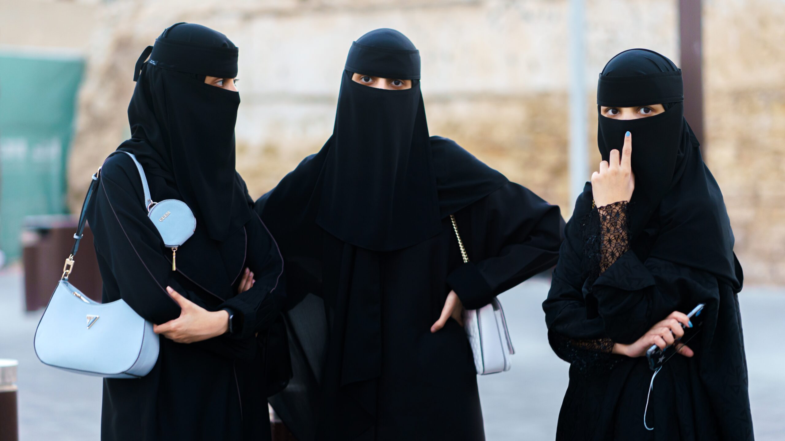Portugalia a interzis purtarea vălului islamic în spațiul public