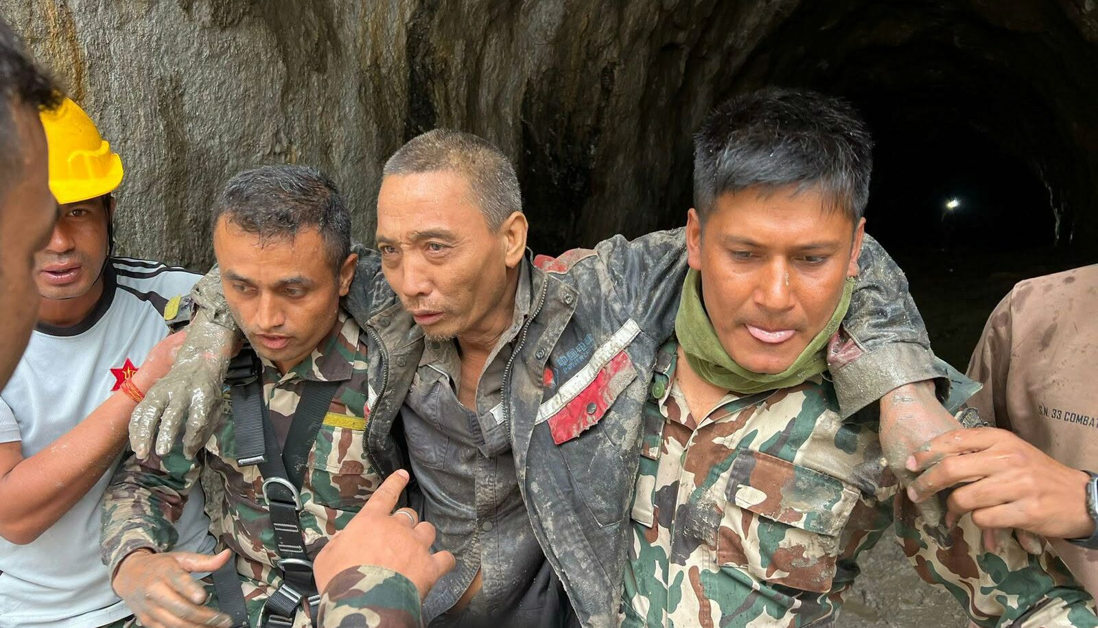 Bărbat salvat în Nepal după 10 zile de la inundații