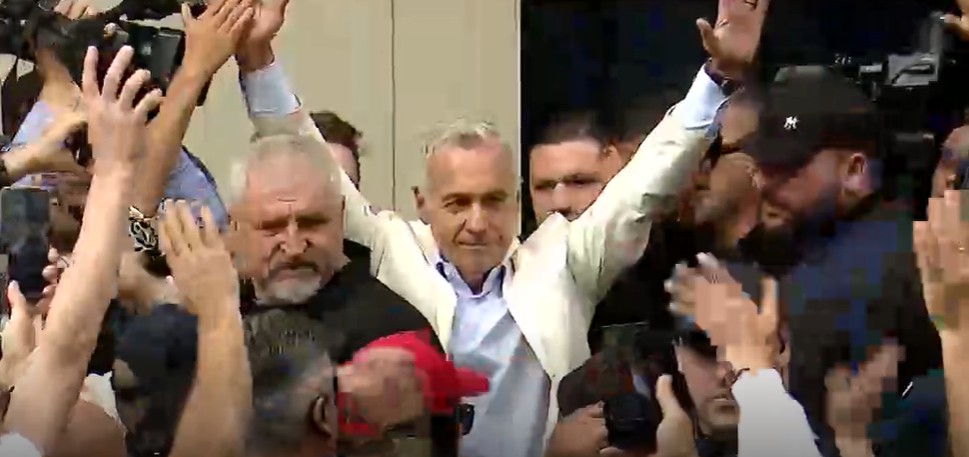 Susținătorii lui Călin Georgescu, în lacrimi după eliberarea acestuia