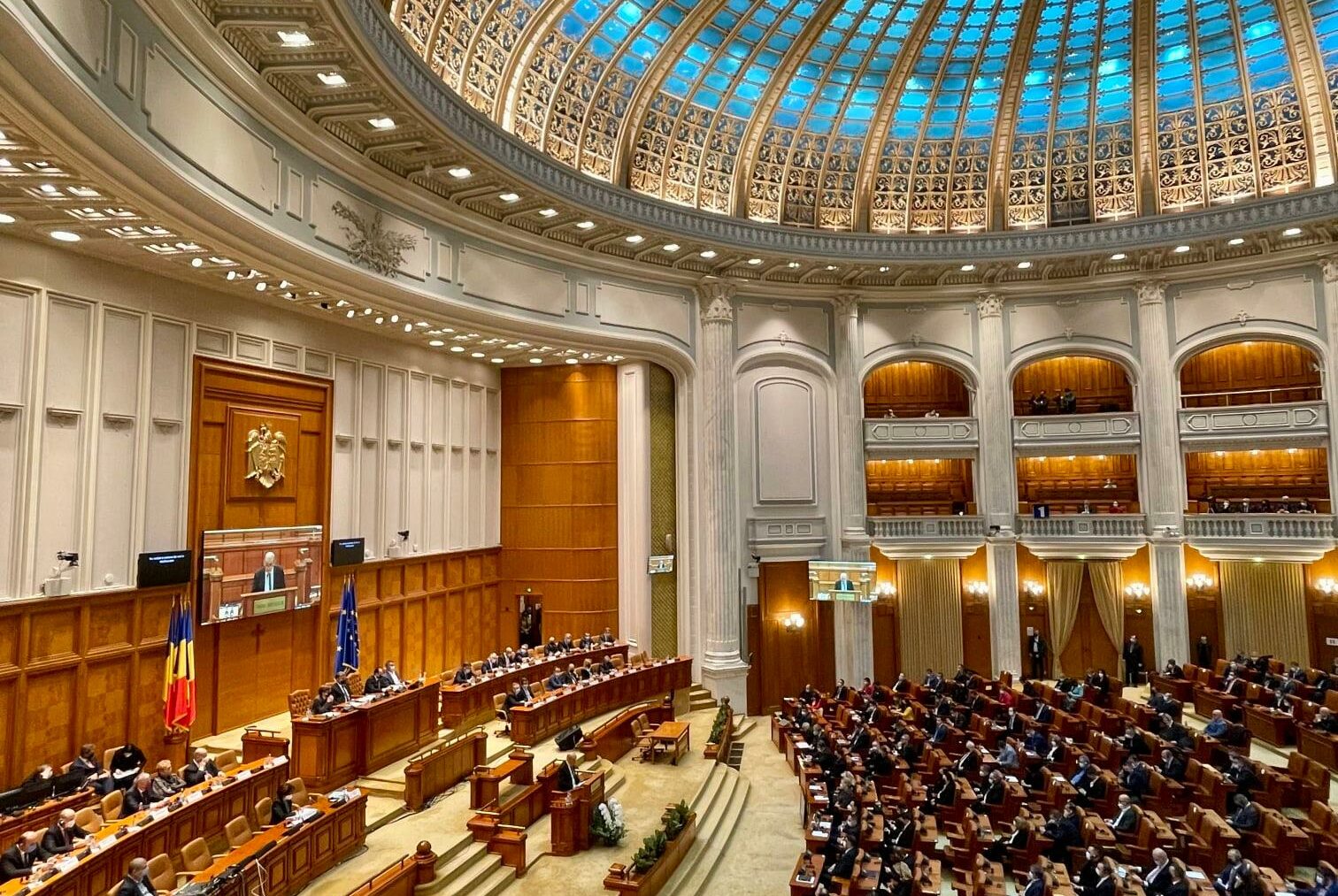 Proiectul care ar pedepsi oficialităţile care nu celebrează Ziua Drapelului este dezbătut luni de Camera Deputaţilor