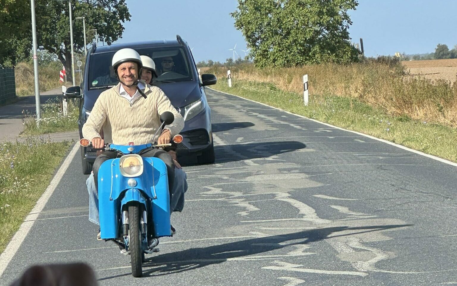 Favoritul partidului AfD, Ulrich Siegmund, a venit la secția de votare pe o motoretă Simson