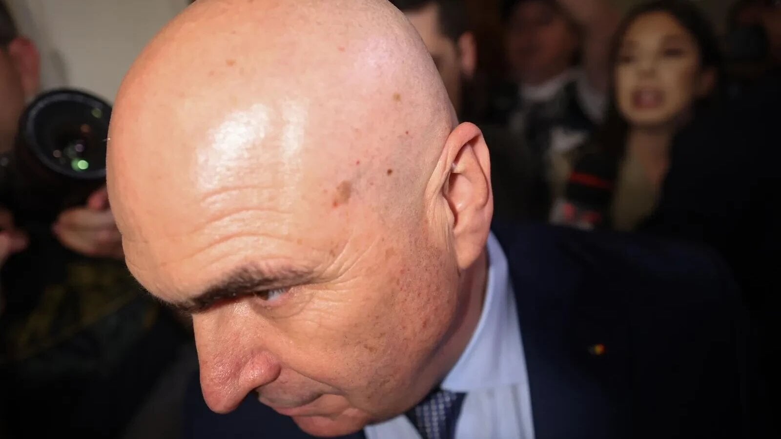 VIDEO Ilie Bolojan, huiduit la Drăgășani, la inaugurarea noului sediu al Primăriei. Localnicii i-au strigat „trădător” și „hoț”