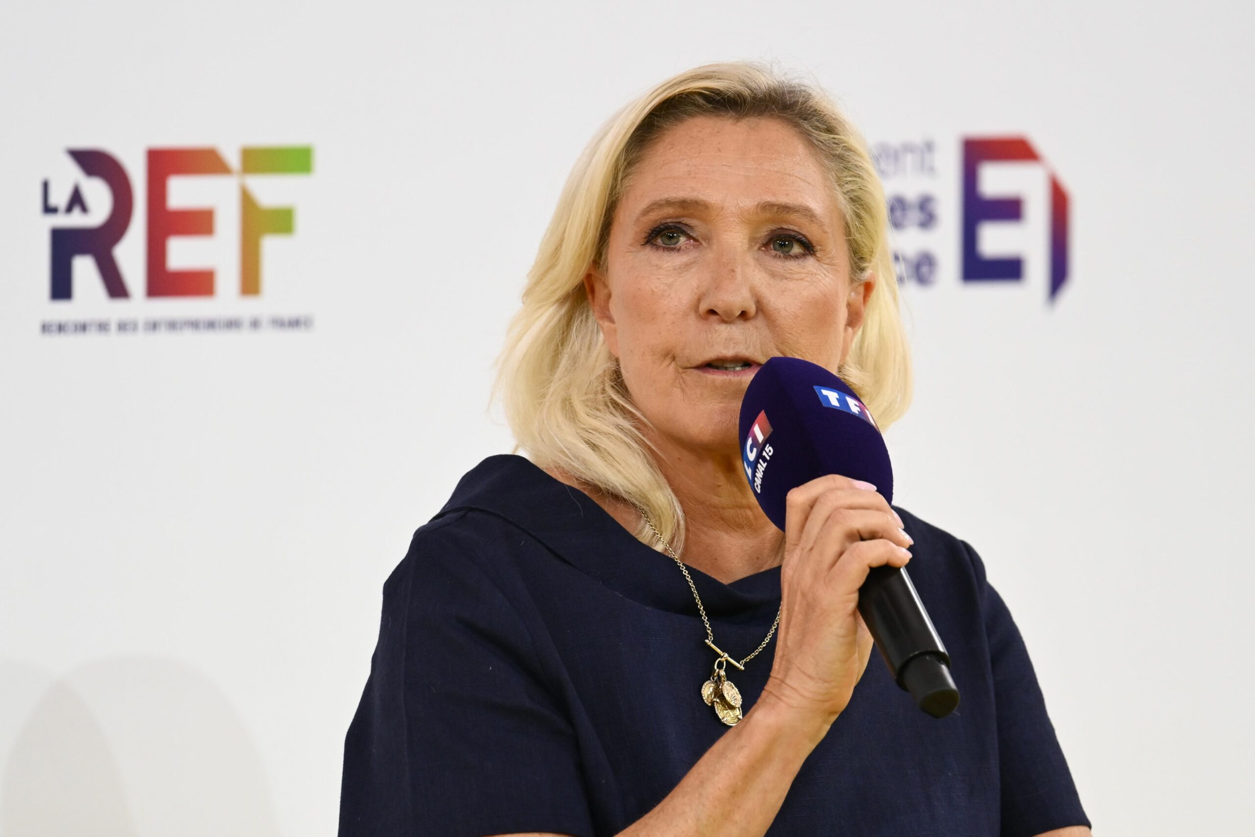 Marine Le Pen conduce cursa pentru Élysée. Ce plan are Macron
