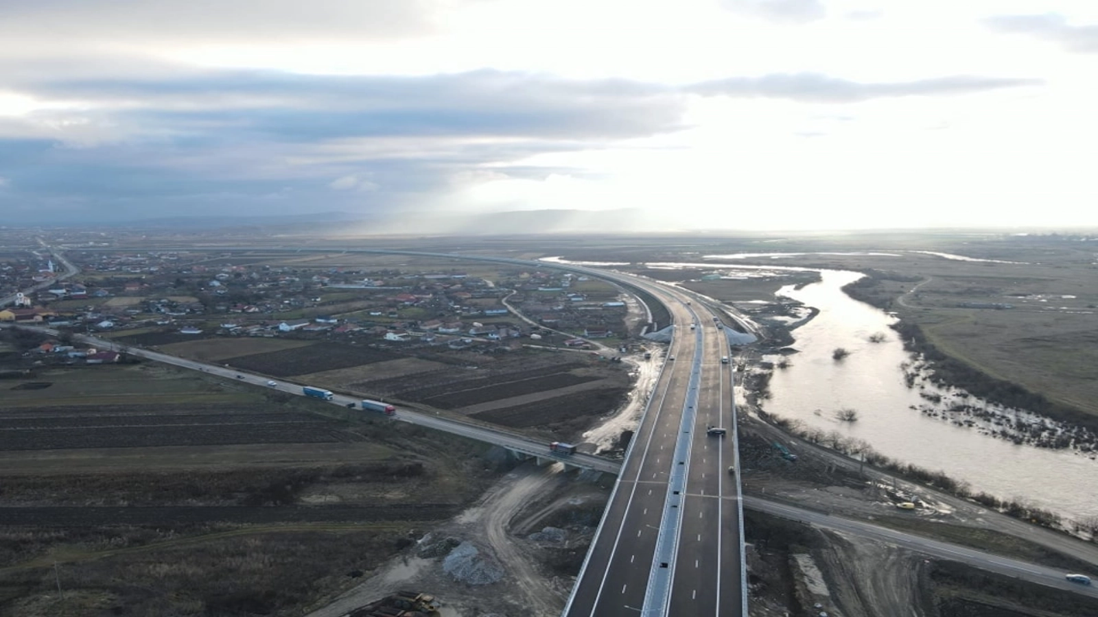 Autostrada începută în urmă cu aproape un sfert de veac ar putea fi deschisă în noiembrie: Patru constructori s-au perindat pe unul dintre „loturile blestemate”