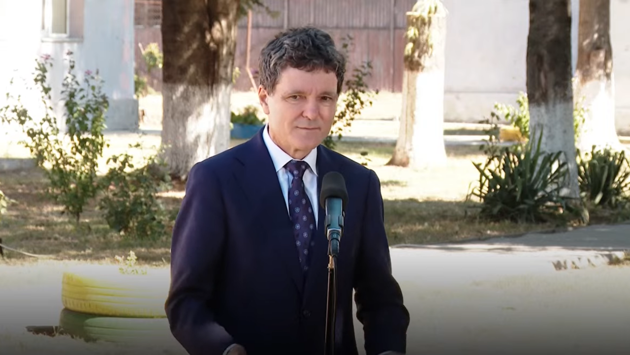 Consilierii locali și județeni pot sta liniștiți. Nicușor Dan a promulgat legea care le interzicea să fie și angajați