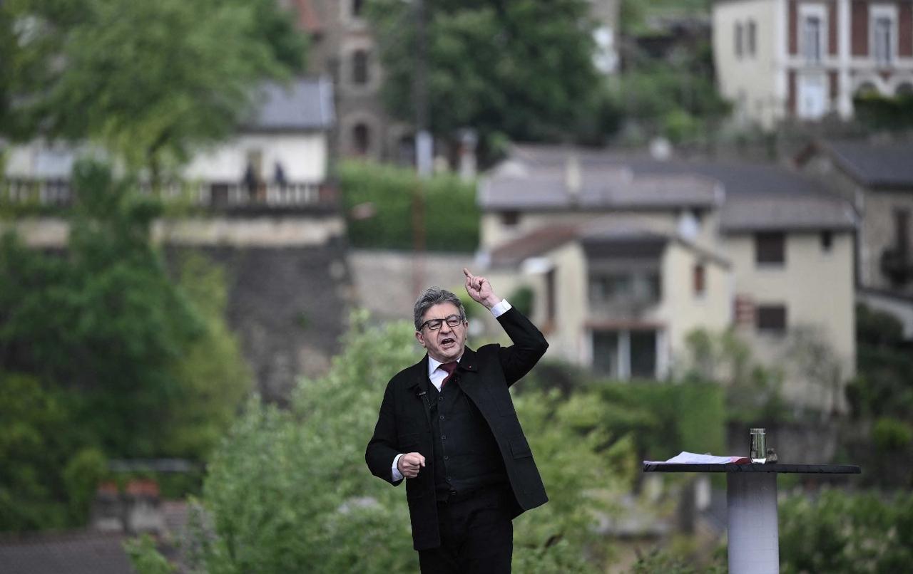 Un bărbat cu o pușcă a amenințat că îi ucide pe alegătorii lui Jean-Luc Mélenchon