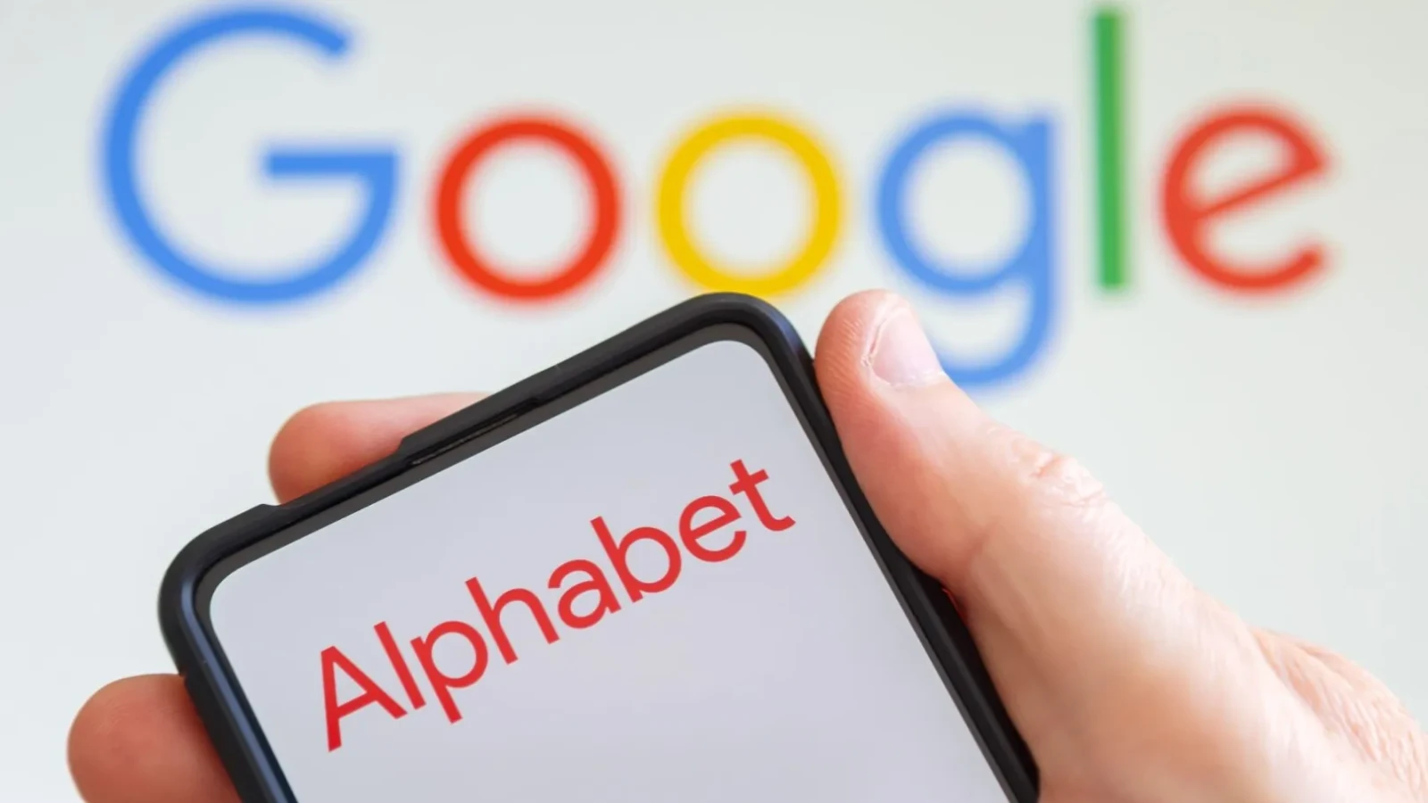 Acțiunile Google se prăbușesc cu 13% după rezultate financiare sub așteptări