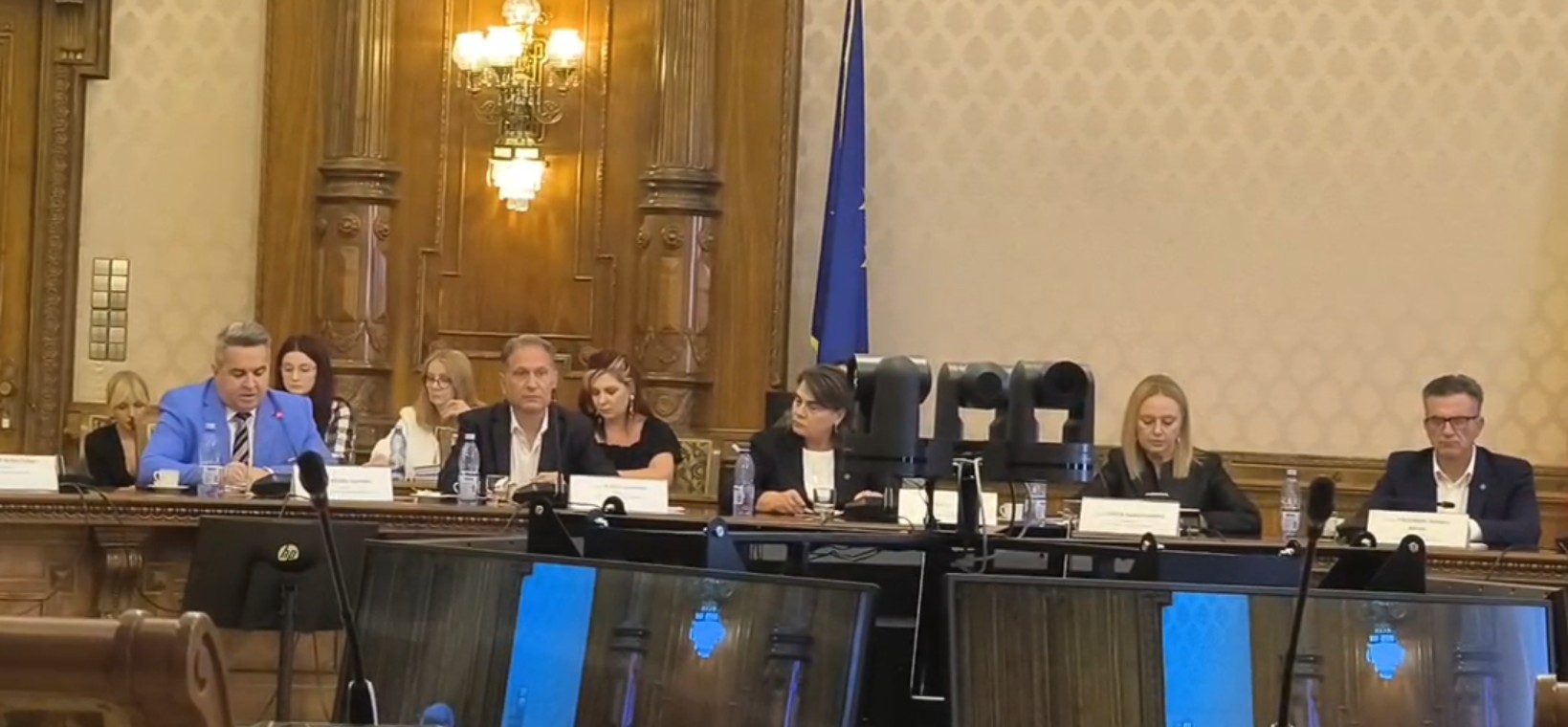 Comisia de Constituţionalitate, convocată de 5 ori, fără niciun rezultat. Ilie Bolojan şi Simina Tănăsescu au refuzat să se prezinte la audieri. Comisia cere o ultimă prelungire de 30 de zile