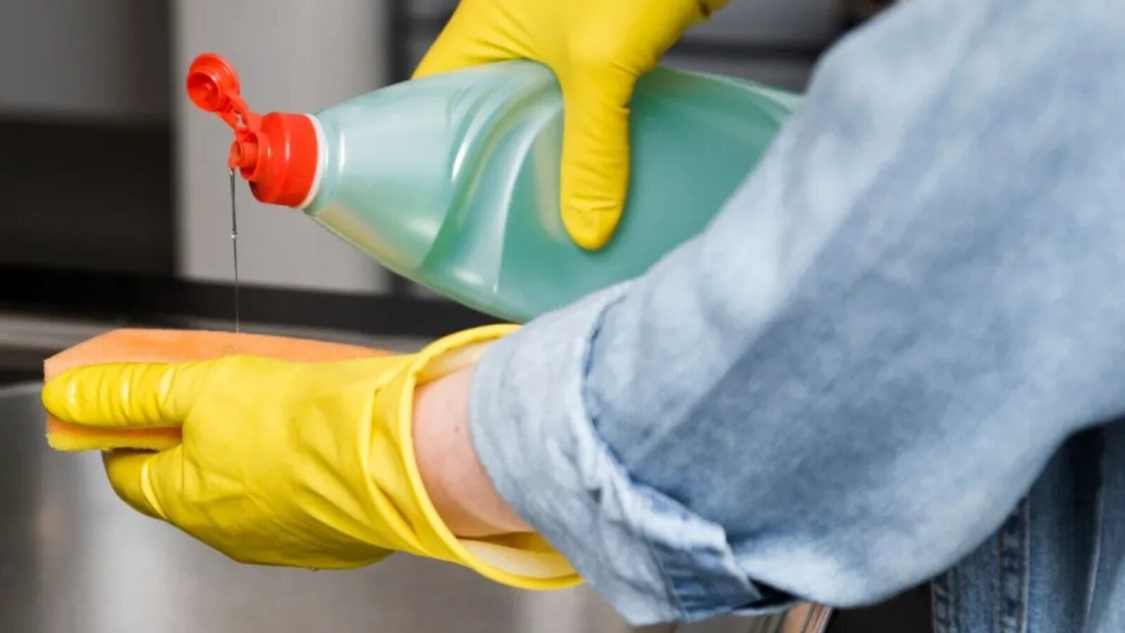 Un detergent obișnuit ar putea ajuta la curățarea dispozitivelor medicale de unică folosință. Ce au descoperit cercetătorii