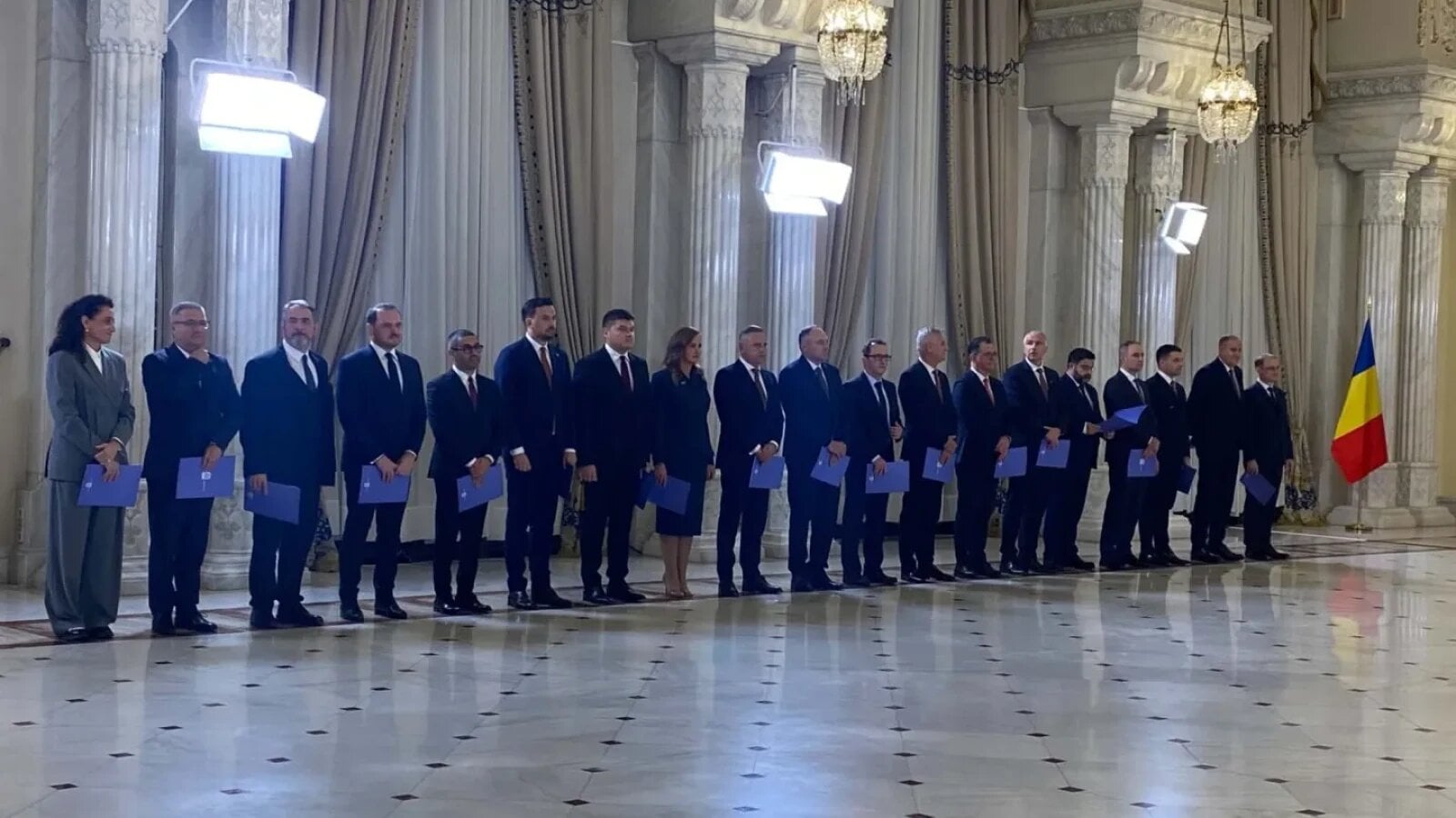 VIDEO Trei miniștri din Cabinetul Luca Niculescu au început cu stângul! Au uitat să jure cu mâna pe Biblie la învestirea în funcție