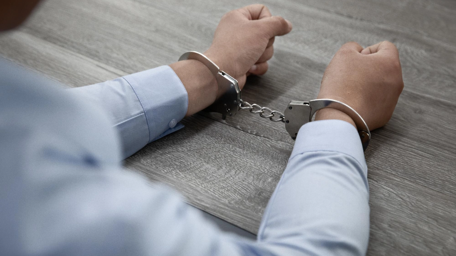 Tânăr reținut pentru violență asupra partenerei sale: Un trecător a alertat Poliția după ce a văzut-o pe femeie plângând pe stradă