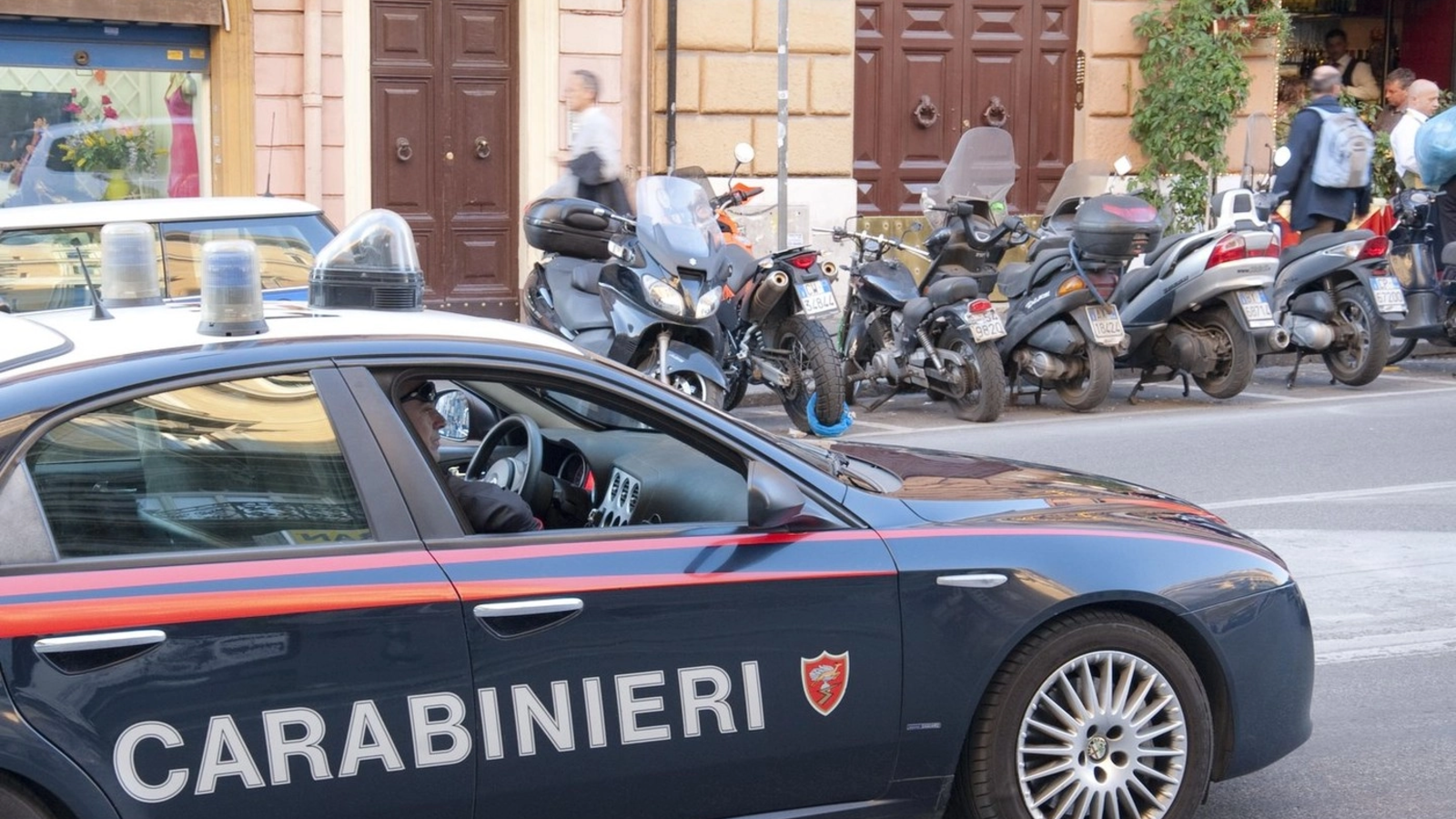 Un român a atacat mai mulți șoferi, a lovit și târât un agent în fuga prin Italia: A scăpat de poliție, dar a făcut pană cu BMW-ul furat