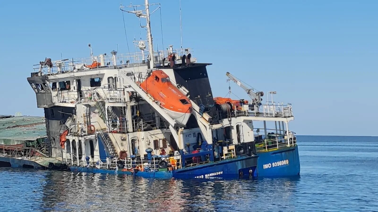 Navă, lovită de drone în Marea Neagră: Un marinar mort, 3 răniți