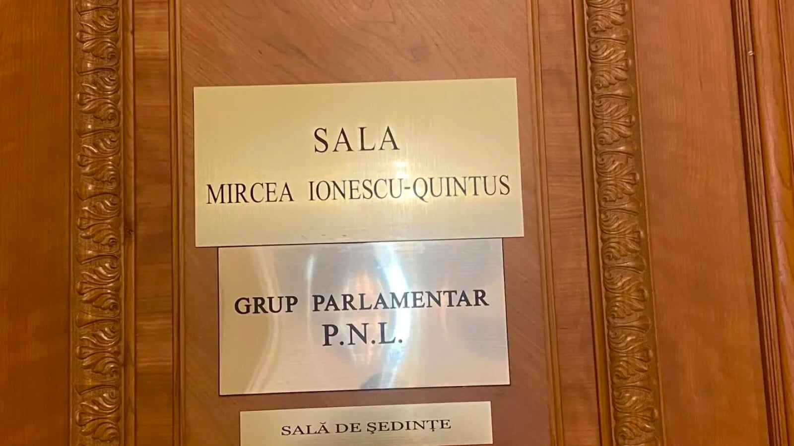 SURSE Ședință de urgență în PNL, pentru instalarea Cabinetului Luca Niculescu, după ce Nicușor Dan a dat semnalul anticipatelor: ‘Vineri seara o să avem Guvern’