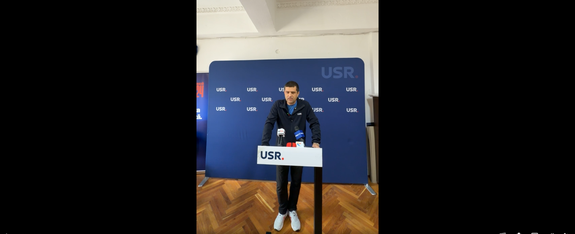Radu Miruță, în trening și adidași, la conferința USR