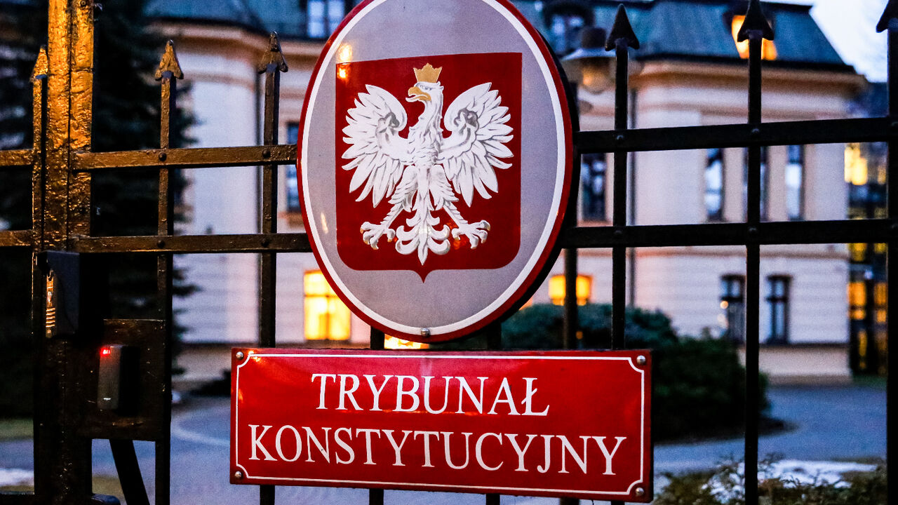 Criză în justiția din Polonia. Cele două conduceri paralele ale Curții Constituționale emit ordine contradictorii și blochează activitatea instituției